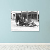 Kinderen die op Sleigh in Seward spelen Canvas Afdruk (Insitu (Houten vloer))