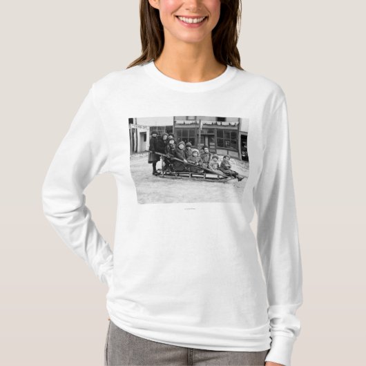 Kinderen die op Sleigh in Seward spelen T-shirt (Voorkant)