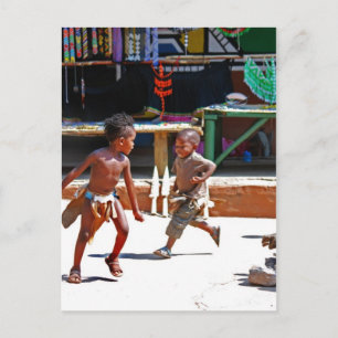 Kinderen die spelen briefkaart