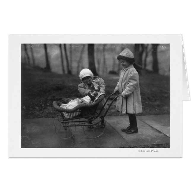 Kinderen die spelen met een Campbell Kind Doll (Voorkant Horizontaal)