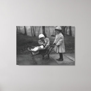 Kinderen die spelen met een Campbell Kind Doll Canvas Afdruk