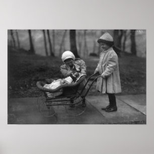 Kinderen die spelen met een Campbell Kind Doll Poster