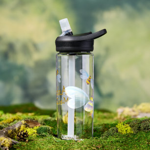 Kinderen drinken flesje met stommetende hommel waterfles