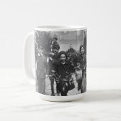 KINDEREN & HOLLY (1915)  Kunst Kerst Mok (Voorkant links)