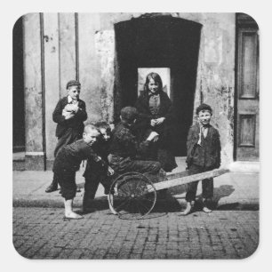 Kinderen in een Londense sloppenwijk Vierkante Sticker