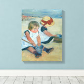 Kinderen op het strand | Mary Cassatt Canvas Afdruk (Insitu (Houten vloer))