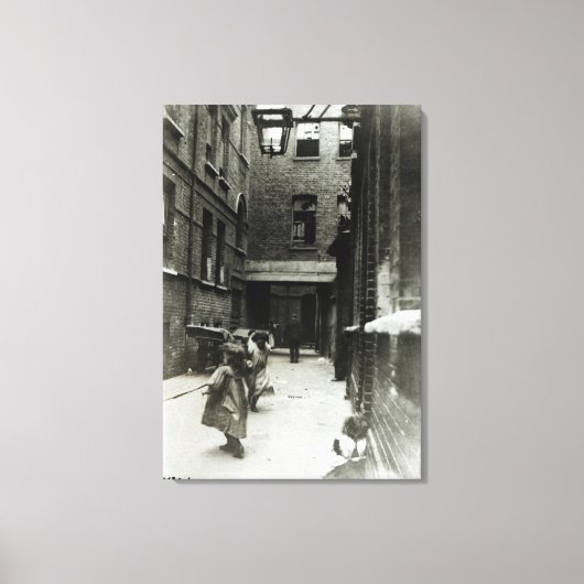 Kinderen spelen in een sloppenwijk, 1899 canvas afdruk (Voorkant)