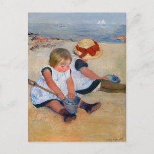 Kinderen spelen op het strand  briefkaart