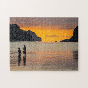 Kinderen vissen bij zonsondergang legpuzzel