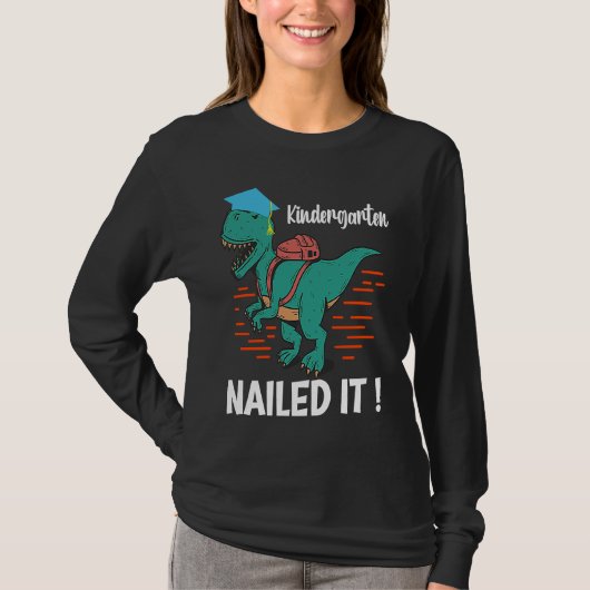 Kindergarten has made it a mother dinosaur graduat t-shirt (Voorkant)