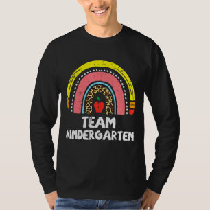 Kindergarten van het regenboogteam van het potlood t-shirt