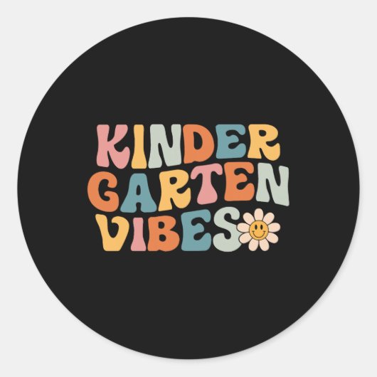 Kindergarten Vibes - Kinder Crew Retro First Day o Ronde Sticker (Voorkant)
