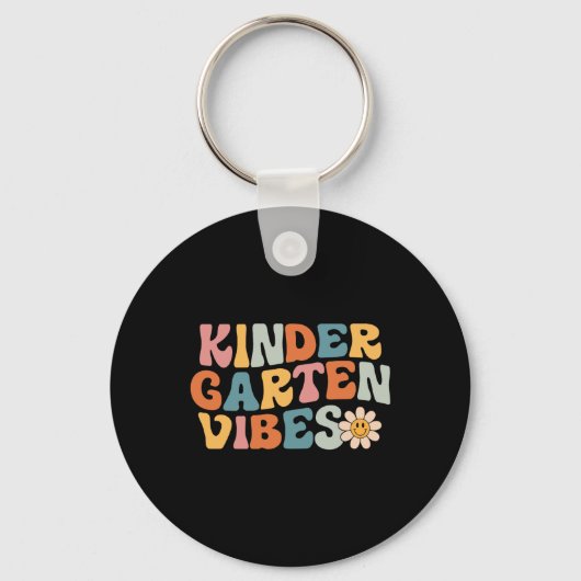 Kindergarten Vibes - Kinder Crew Retro First Day o Sleutelhanger (Voorkant)