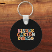Kindergarten Vibes - Kinder Crew Retro First Day o Sleutelhanger (Voorkant)