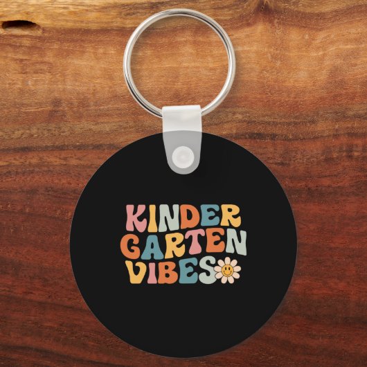 Kindergarten Vibes - Kinder Crew Retro First Day o Sleutelhanger (Voorkant)