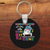 Kindergarten We Are Done 1St Grade Here We Come Sleutelhanger (Voorkant)