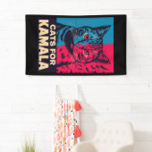 Kinderloze kattendame stemt Kamala Harris 2024 Spandoek (Insitu)