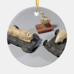 Kinderspeelgoed: een egel, een leeuw en een duif, keramisch ornament