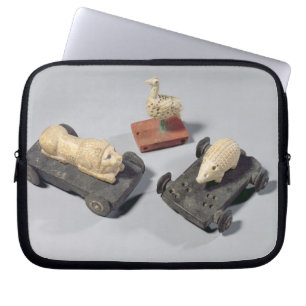 Kinderspeelgoed: een egel, een leeuw en een duif, laptop sleeve