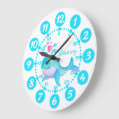 Kind's schattige walvis die een witte klok maakt (Hoek)