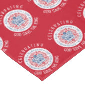 KING CHARLES III Coronation Red Souvenir Tafelkleed (Gekanteld)
