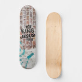 King Jesus Rules Red Brick Graffiti Christelijk Skateboard (Voorkant)