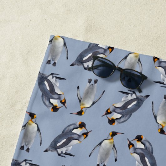 King Penguin Frenzy Beach Towel (blauw) Strandlaken (In situ)