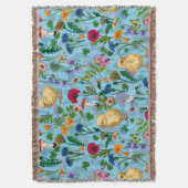 Kippen en wilde bloemen op baby blauw deken (Voorkant Verticaal)