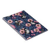 Kippen in het wild roos in een roze en blauwe lapt notitieboek (Rechterzijde)