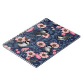 Kippen in het wild roos in een roze en blauwe lapt notitieboek (Linkerzijde)