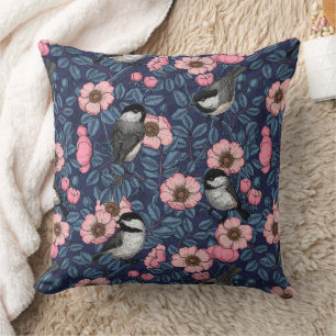 Kippen in het wild roos in roze en blauw kussen