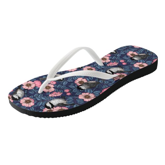 Kippen in het wild roos in roze en blauw teenslippers (Schuin)