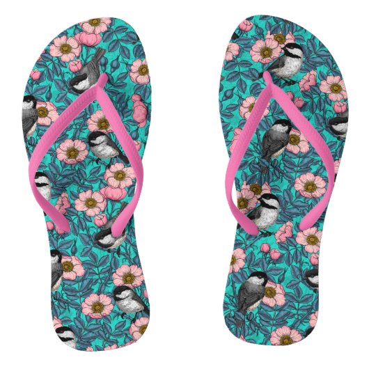 Kippen in vrij roos, roze en blauw teenslippers (Voetbed)