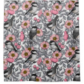 Kippen in vrij roos, roze en grijs douchegordijn (Voorkant)