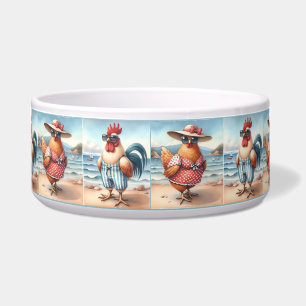 Kippen in zwemkleding bij het strandhuisdiergerech voerbakje