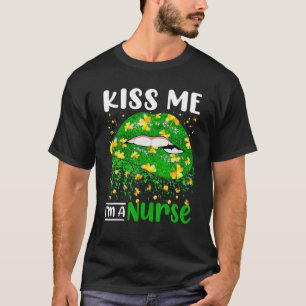 Kiss, ik ben een verpleegster St Patrick's Day Lip T-shirt
