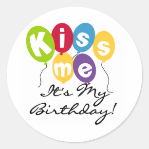 Kiss Me Birthday Ronde Sticker