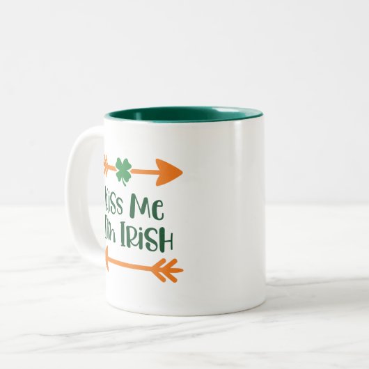Kiss Me I m Irish : Funny Paddy's Day Drinking Mug (Devant gauche)