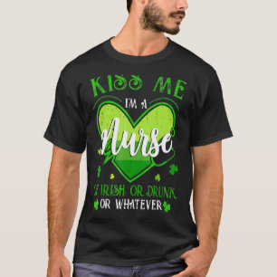 Kiss Me I M'n verpleegster St Patrick S Day Lucky  T-shirt