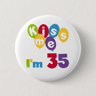 Kiss me Ik ben 35-jarige T-shirts en GIfts Ronde Button 5,7 Cm