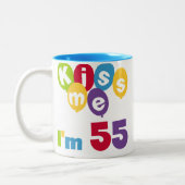 Kiss me Ik ben 55-jarige overhemden en cadeautjes. Tweekleurige Koffiemok (Links)