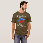 Kiss Me Im The Groom July 4th Engagement Party T-shirt (Voorkant volledig)