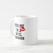 Kiss Me Im Un Gestionnaire D'Hôtel Mug (Devant gauche)