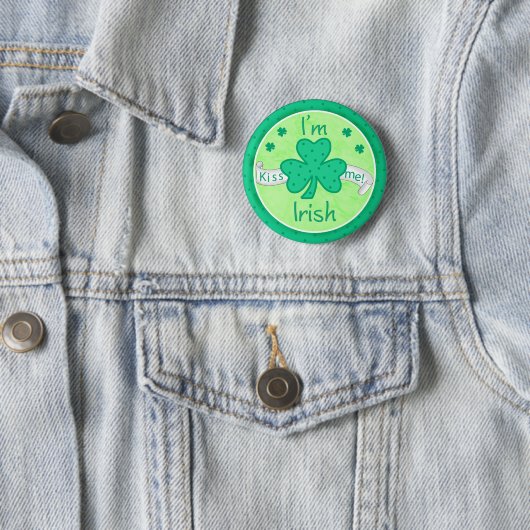 Kiss Me - Je suis Irish Button Badge (En situation)