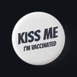 Kiss Me Je suis Vacciné Moderne Mignonne Citation<br><div class="desc">"Kiss Me I'm Vaccination" en typographie sans serif moderne,  mignonne et simple</div>