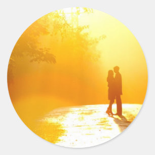 Kissende Couple in het zonlicht Ronde Sticker