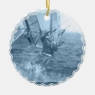Kiteboarders met windsurfers, versierend keramisch ornament