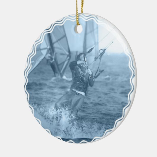 Kiteboarders met windsurfers, versierend keramisch ornament (Links)