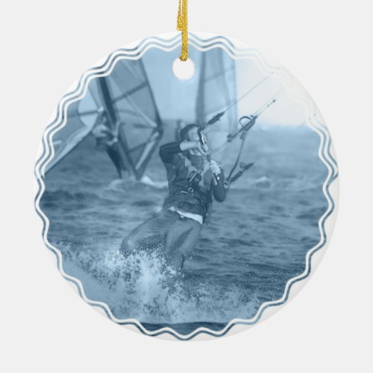 Kiteboarders met windsurfers, versierend keramisch ornament (Achterkant)