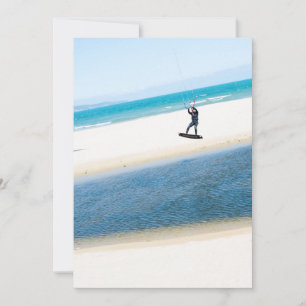 Kitesurfer boost een lucht op